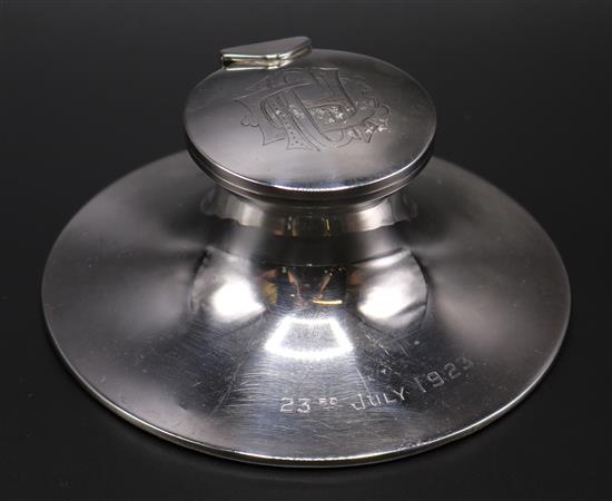 George V silver capstan shaped inkpot, the lid with monogram